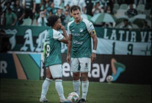 Dinneno y Martínez previo a un cobro de tiro libre